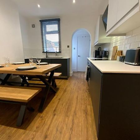 Centrally Located To The City Of 링컨 외부 사진